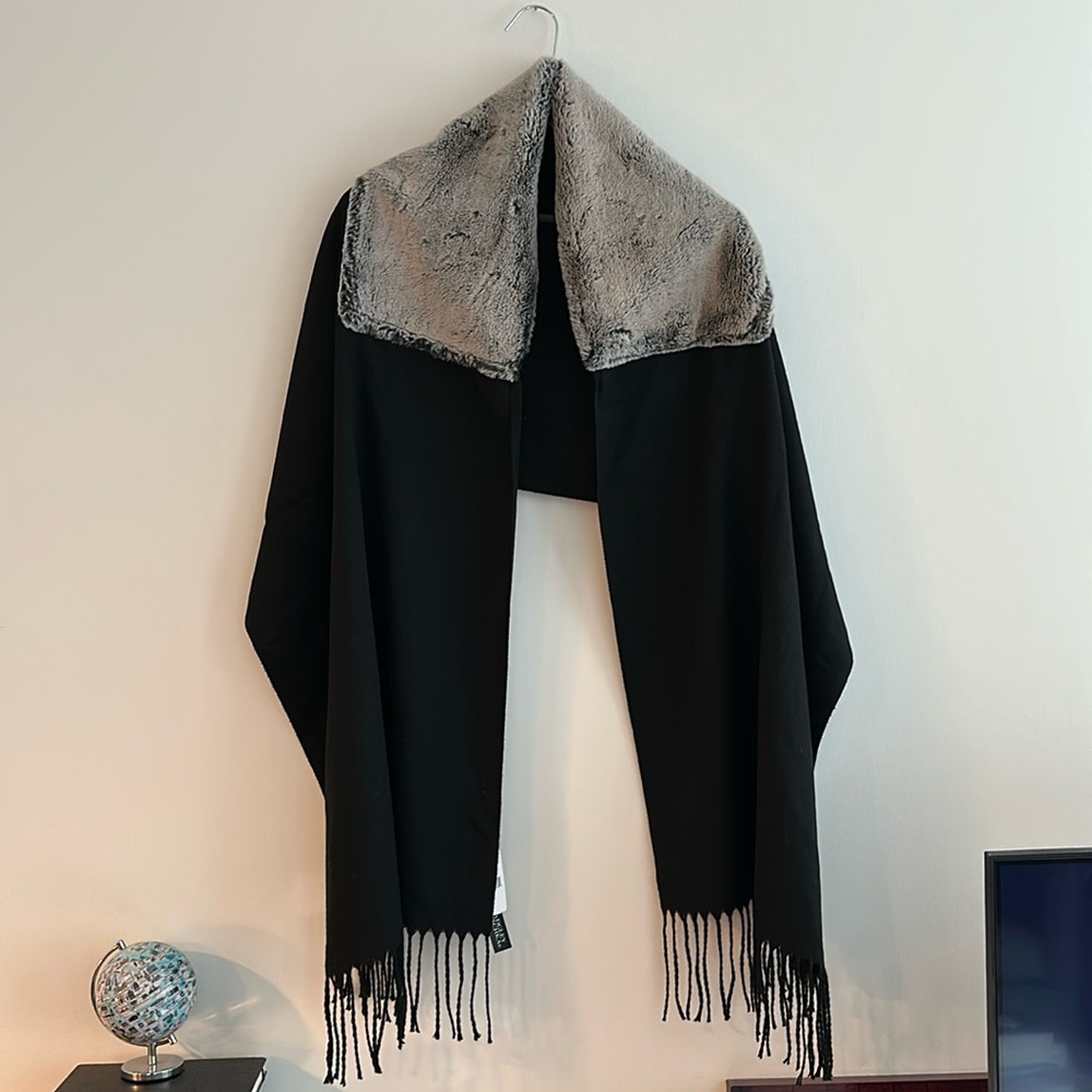 NWT Badgley Mischka Wrap With Faux Fur Accent / One Size Fits All